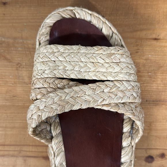 Gorgeous platform sandals with natural fibers and leather insoles. - Picture 3 of 4